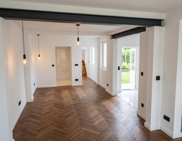 Professionelle Abrissarbeiten im Innenbereich Innenraum im Rohbau nach Abrissarbeiten – freigelegte Wände und tragende Strukturen